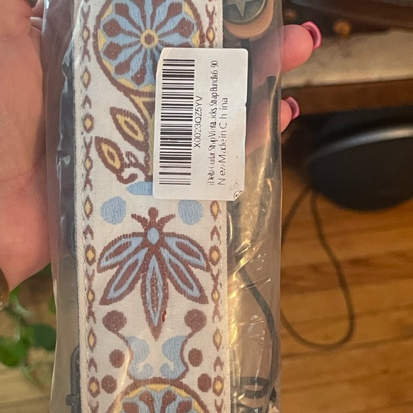 NWT beautiful embroidered guitar 🎸 strap with extra pick - Picture 3 of 6